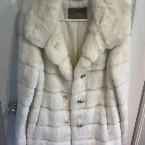 Guess❓stunning white faux fur jacket. - Picture 3 of 9